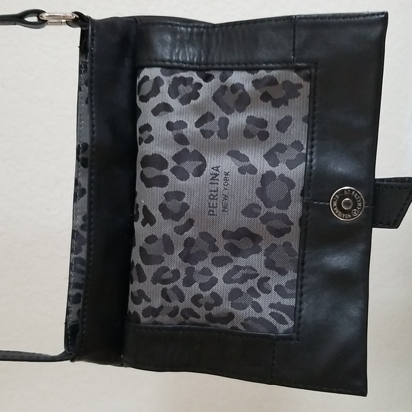 Small Cross body Leather Purse. Like new - Picture 4 of 6